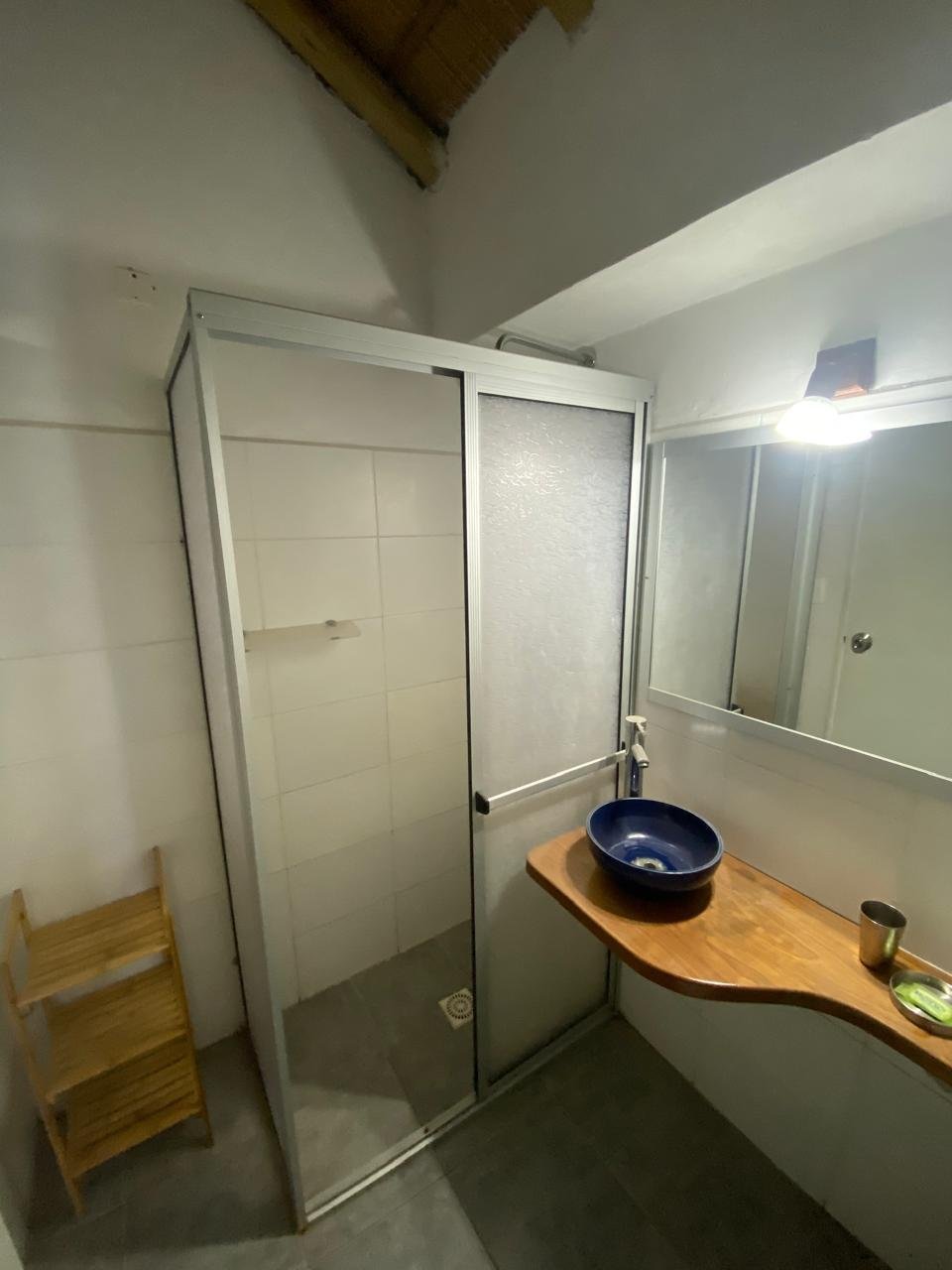 Dormitorio matrimonial con techo de paja y vigas de madera