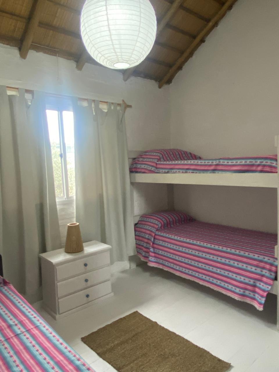 Cuarto de los chicos con cama marinera y cucheta bajo techo de paja