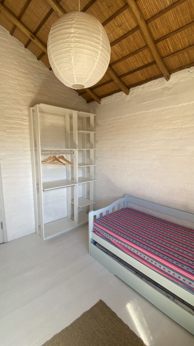 Cuarto de los chicos con estantería y cama nido
